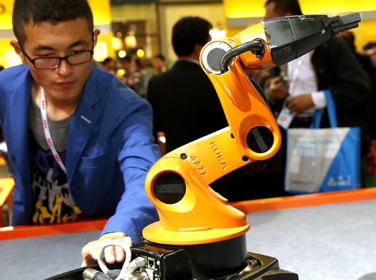 Robot đa chức năng của Công ty KUKA Robotics (Đức) Ảnh: Tân Hoa Xã