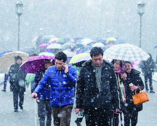 Người dân Hàng Châu - Trung Quốc đi giữa trời tuyếtẢnh: REUTERS