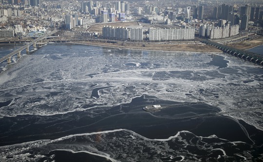 Sông Hàn chảy qua thủ đô Seoul - Hàn Quốc đóng băng một phần hôm 25-1Ảnh: Reuters
