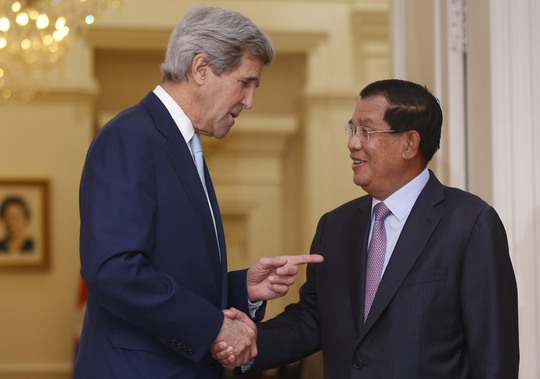 Thủ tướng Campuchia Hun Sen (phải) tiếp Ngoại trưởng Mỹ John Kerry hôm 26-1Ảnh: Reuters
