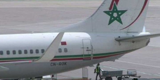 Quan tài được đưa lên máy bay trước hành lý của hành khách Ảnh: BBC