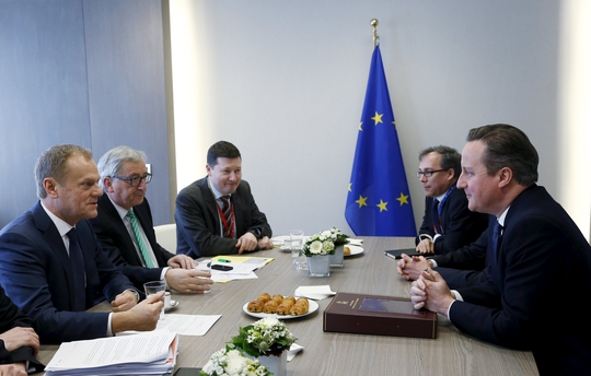 Thủ tướng Anh David Cameron (phải) gặp Chủ tịch Hội đồng châu Âu Donald Tusk và Chủ tịch Ủy ban châu Âu Jean-Claude Juncker hôm 19-2Ảnh: Reuters