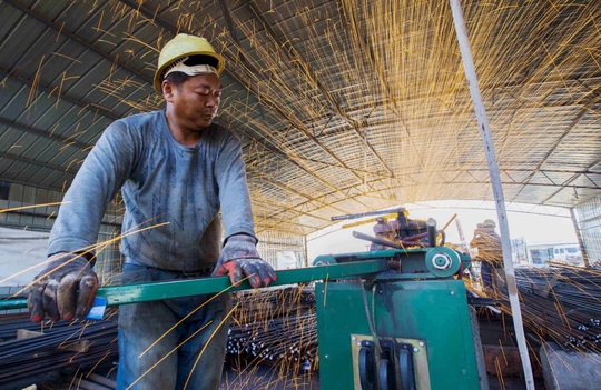 Công nhân cắt thép ở công trường xây dựng tại TP Liên Vân Cảng, tỉnh Giang Tô - Trung QuốcẢnh: REUTERS