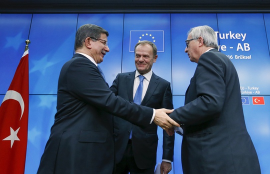 
Thủ tướng Thổ Nhĩ Kỳ Ahmet Davutoglu (trái), Chủ tịch Hội đồng châu Âu Donald Tusk (giữa) và Chủ tịch Ủy ban châu Âu Jean Claude Juncker tại cuộc họp báo ở Brussels hôm 8-3. Ảnh: Reuters

