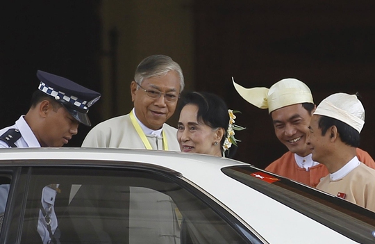 Tổng thống Myanmar đắc cử Htin Kyaw (thứ hai từ trái qua) và bà Aung San Suu Kyi rời trụ sở quốc hội hôm 15-3Ảnh: Reuters