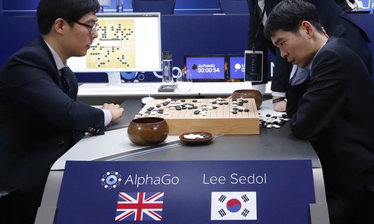 Ông Lee Se Dol (phải) đấu trí với chương trình AlphaGoẢnh: AP