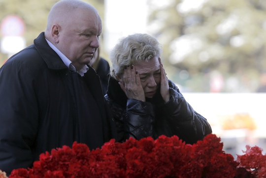 Người thân tưởng nhớ nạn nhân bên ngoài sân bay Rostov-On-Don hôm 20-3.Ảnh: REUTERS