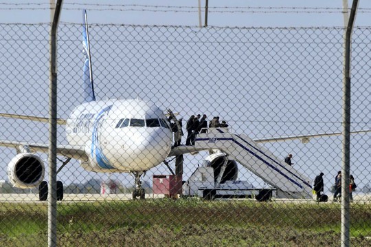 Những hành khách được trả tự do rời khỏi chiếc Airbus 320 bị không tặc khống chếẢnh: REUTERS