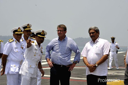 
Bộ trưởng Bộ Quốc phòng Mỹ Ashton Carter (thứ 2 từ phải sang) và người đồng cấp Ấn Độ Manohar Parrikar (bìa phải) thăm tàu sân bay INS Vikramaditya hôm 11-4Ảnh: IANS
