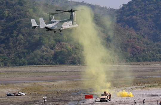 Máy bay quân sự Mỹ trong cuộc tập trận Balikatan ở Capas - Philippines ngày 14-4Ảnh: REUTERS