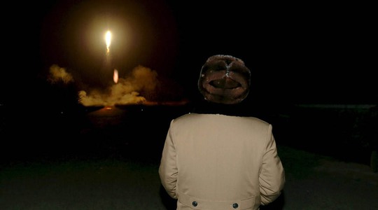 Nhà lãnh đạo Triều Tiên Kim Jong-un quan sát một vụ bắn rốc két trong bức ảnh công bố hôm 11-3Ảnh: KCNA
