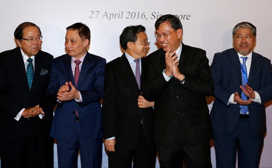 Thứ trưởng Ngoại giao Trung Quốc Lưu Chấn Dân (giữa) và quan chức ngoại giao các nước ASEAN tại hội nghị ở Singapore hôm 27-4Ảnh: Reuters