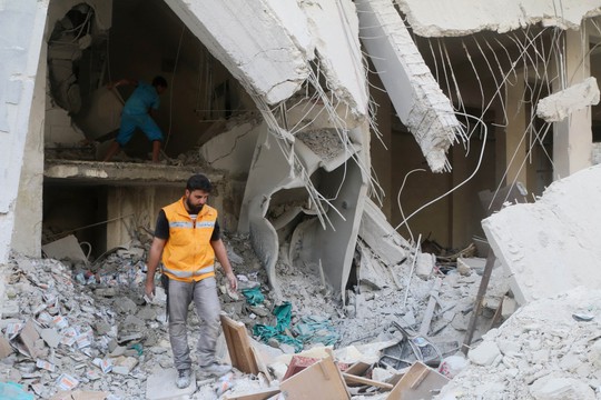 Cảnh tượng đổ nát sau một vụ không kích ở ngoại ô Aleppo hôm 30-4Ảnh: REUTERS