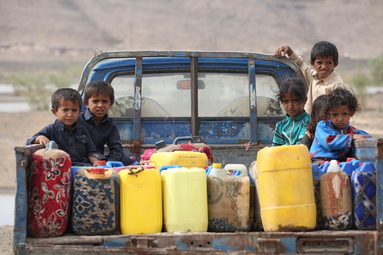 Trẻ em ở một khu trại dành cho người phải rời bỏ nhà cửa do xung đột tại tỉnh Marib - YemenẢnh: Reuters