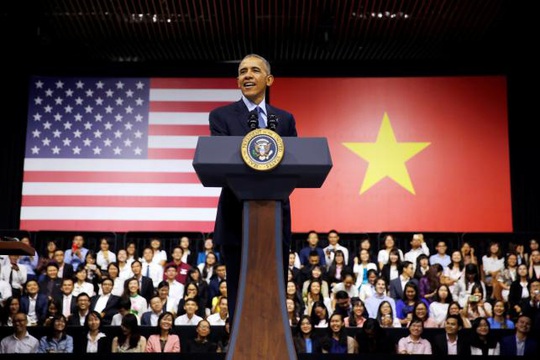 Tổng thống Obama giao lưu với thành viên YSEALI tại GEM Center hôm 25-5 Ảnh: REUTERS