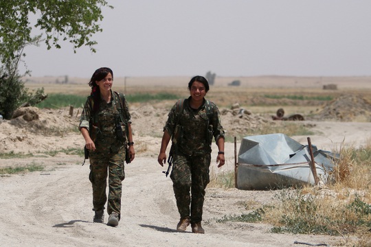 Các nữ thành viên lực lượng Đơn vị Bảo vệ nhân dân người Kurd (YPG) tại tỉnh Raqqa - Syria hôm 27-5 Ảnh: Reuters