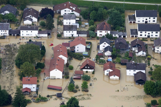 Thị trấn Simbach am Inn, bang Bavaria – Đức chìm trong nước lũ hôm 2-6 Ảnh: Reuters