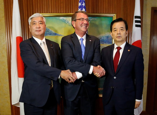 Bộ trưởng Bộ Quốc phòng Mỹ Ashton Carter (giữa) và người đồng cấp Hàn Quốc Han Minkoo (phải) cùng Bộ trưởng Bộ Quốc phòng Nhật Gen Nakatani ngày 4-6Ảnh: REUTERS