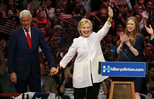
Bà Hillary Clinton cùng chồng và con gái trong cuộc vận động tranh cử ở Brooklyn, New York ngày 7-6. Ảnh: REUTERS
