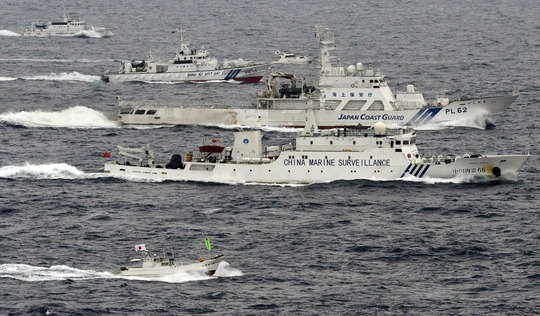 
Tàu tuần duyên Nhật Bản đi sát tàu hải cảnh Trung Quốc gần quần đảo Senkaku/Điếu Ngư ở biển Hoa Đông. Ảnh: Reuters
