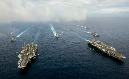 Hai tàu sân bay John C. Stennis (trái) và Ronald Reagan cùng với một số tàu chiến khác của Mỹ tập trận ở Tây Thái Bình Dương hôm 18-6Ảnh: Hải quân Mỹ