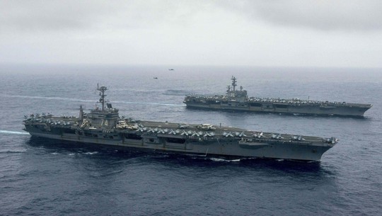 Hai tàu sân bay USS John C.Stennis và USS Ronald Reagan diễn tập chung ở biển PhilippinesẢnh: REUTERS