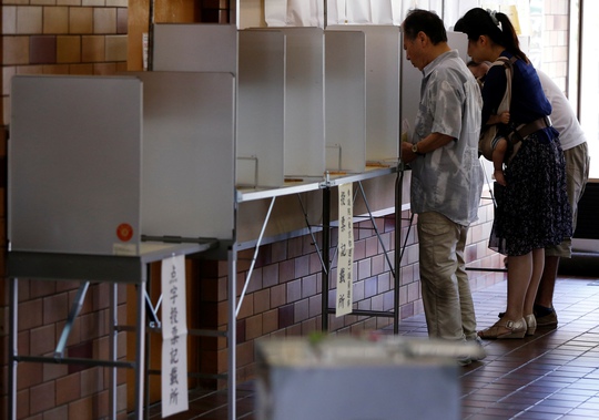 Cử tri bỏ phiếu tại thủ đô Tokyo - Nhật Bản ngày 10-7 Ảnh: Reuters