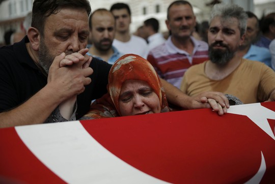 Người thân tiễn đưa nạn nhân thiệt mạng trong vụ đảo chính tại TP Istanbul hôm 17-7 Ảnh: REUTERS