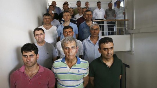 Tướng Akin Ozturk (đứng giữa ở hàng đầu) cùng những nghi phạm tham gia vụ đảo chính Ảnh: Anadolu Agency