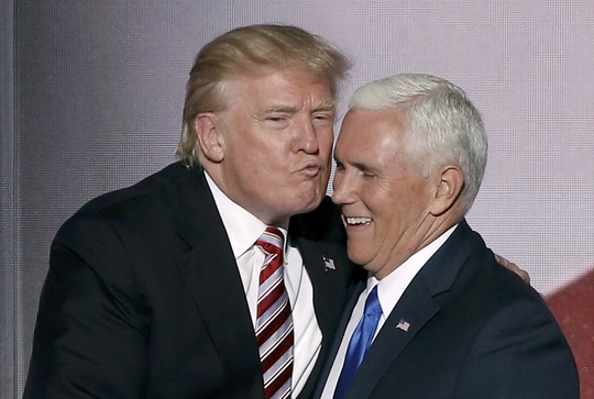 Tỉ phú Donald Trump hôn gió phó tướng Mike Pence tại đại hội toàn quốc của đảng Cộng hòa hôm 20-7 Ảnh: REUTERS