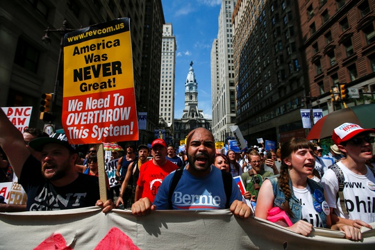 
Đám đông ủng hộ ông Bernie Sanders tuần hành tại TP Philadelphia hôm 24-7. Ảnh: Reuters
