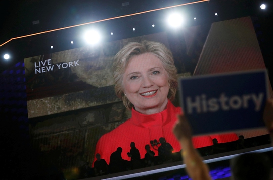 Bà Hillary Clinton đi vào lịch sử Mỹ khi trở thành nữ ứng viên tổng thống đầu tiên của một chính đảng lớn Ảnh: REUTERS