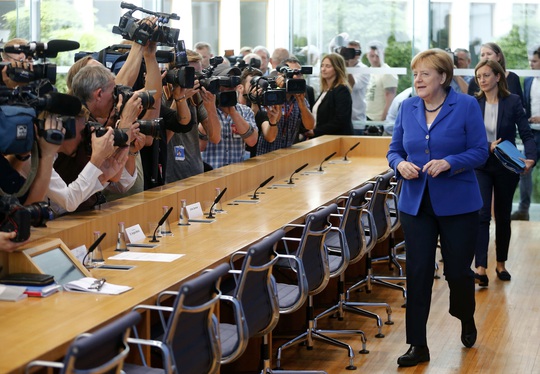 Thủ tướng Đức Angela Merkel đến cuộc họp báo ở Berlin ngày 28-7Ảnh: REUTERS