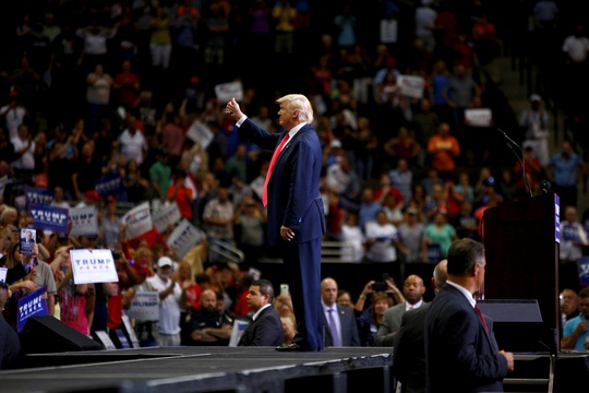 Tỉ phú Donald Trump tại một sự kiện tranh cử ở bang Florida hôm 3-8Ảnh: Reuters