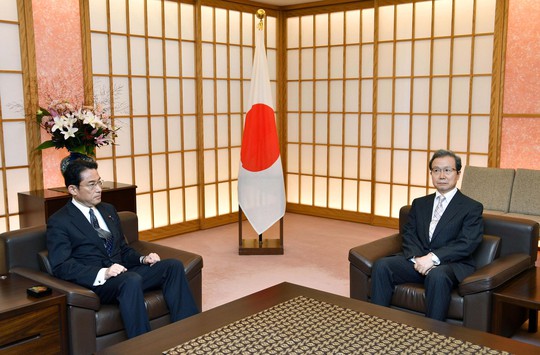 Ngoại trưởng Nhật Bản Fumio Kishida (trái) triệu Đại sứ Trung Quốc Trình Vĩnh Hoa hôm 9-8Ảnh: REUTERS