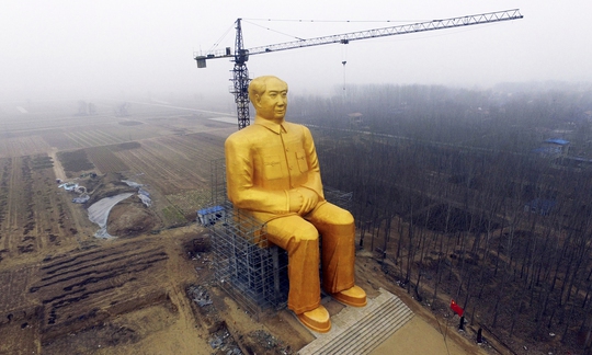 Bức tượng trước khi bị đập bỏ Ảnh: Reuters