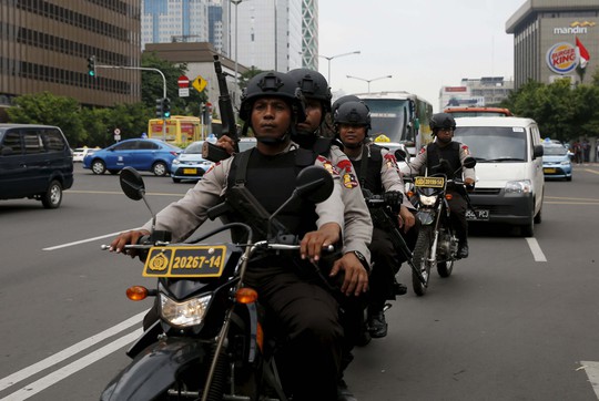 Cảnh sát tuần tra trên đường phố ở Jakarta ngày 15-1 Ảnh: REUTERS