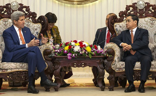 
Thủ tướng Lào Thongsing Thammavong (phải) hội đàm với Ngoại trưởng Mỹ John Kerry tại Vientiane hôm 25-1 Ảnh: AP
