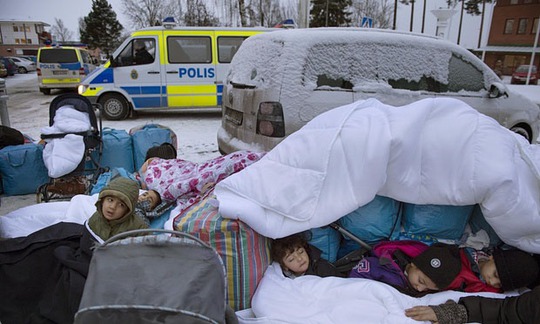 Những trẻ em tị nạn ngủ ngoài trời ở vùng ngoại ô Marsta - Thụy Điển.Ảnh: AP