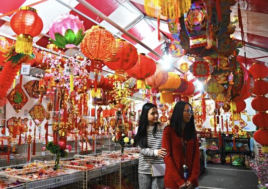 Hai phụ nữ gốc Việt mua sắm để chuẩn bị đón Tết Bính Thân ở TP Westminster - Mỹ.Ảnh: Los Angeles Times