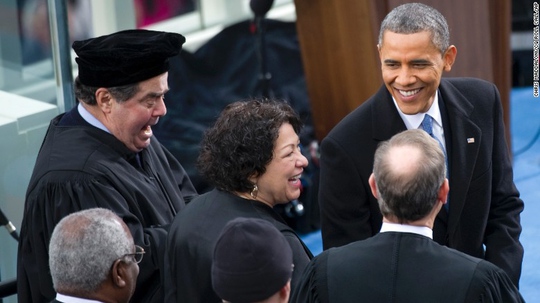 Thẩm phán Tòa án Tối cao Mỹ Antonin Scalia (bìa trái) tại lễ nhậm chức tổng thống nhiệm kỳ hai của ông Barack Obama Ảnh: AP