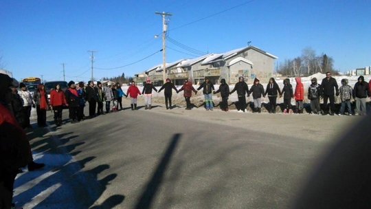 Một cộng đồng thổ dân ở tỉnh Manitoba tiến hành cuộc tuần hành chống tự sát gần đây Ảnh: CBC