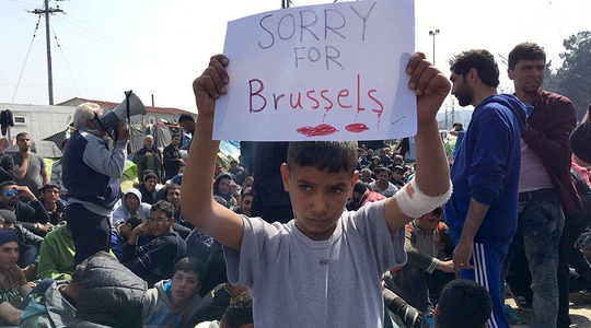 
Cậu bé tại biên giới Hy Lạp - Macedonia giơ tờ giấy đề: “Tiếc thương Brussels”Ảnh: REUTERS
