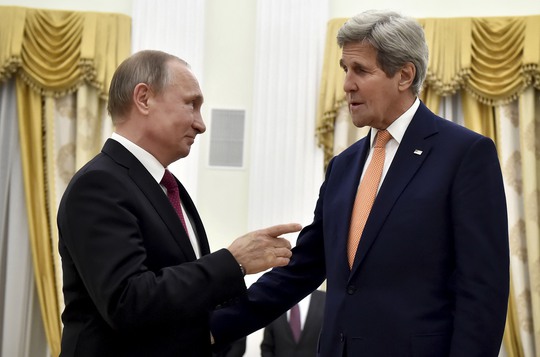 Tổng thống Nga Vladimir Putin (trái) trao đổi với Ngoại trưởng Mỹ John Kerry tại điện Kremlin hôm 24-3 Ảnh: REUTERS