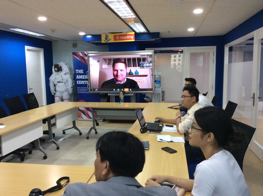 
Giáo sư Peter Dutton tại buổi trao đổi với các phóng viên Việt Nam Ảnh: Phương Võ
