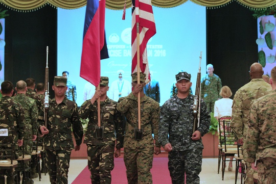 Binh lính Mỹ, Philippines giương cờ trong lễ khai mạc cuộc tập trận Balikatan ngày 4-4 Ảnh: REUTERS