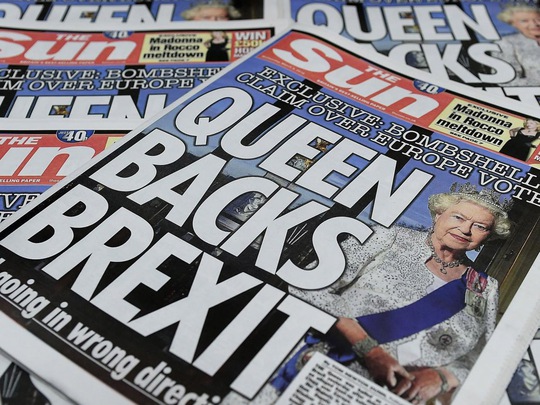 Báo The Sun (Anh) từng đưa tin giật gân “Nữ hoàng ủng hộ Brexit”Ảnh: EPA