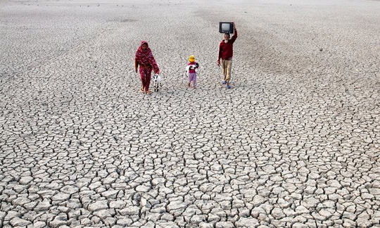 Người dân đi trên lòng sông khô hạn ở Satkhira - BangladeshẢnh: Guardian