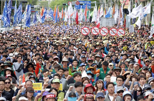Người lao động Hàn Quốc tuần hành tại thủ đô Seoul hôm 1-5 Ảnh: Yonhap