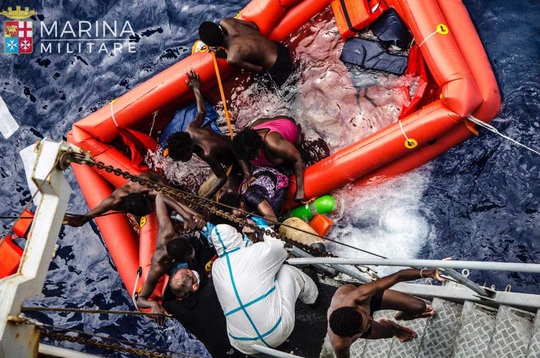 Người di cư được Hải quân Ý cứu sống sau khi thuyền của họ bị lật ở Địa Trung Hải hôm 27-5Ảnh: AP